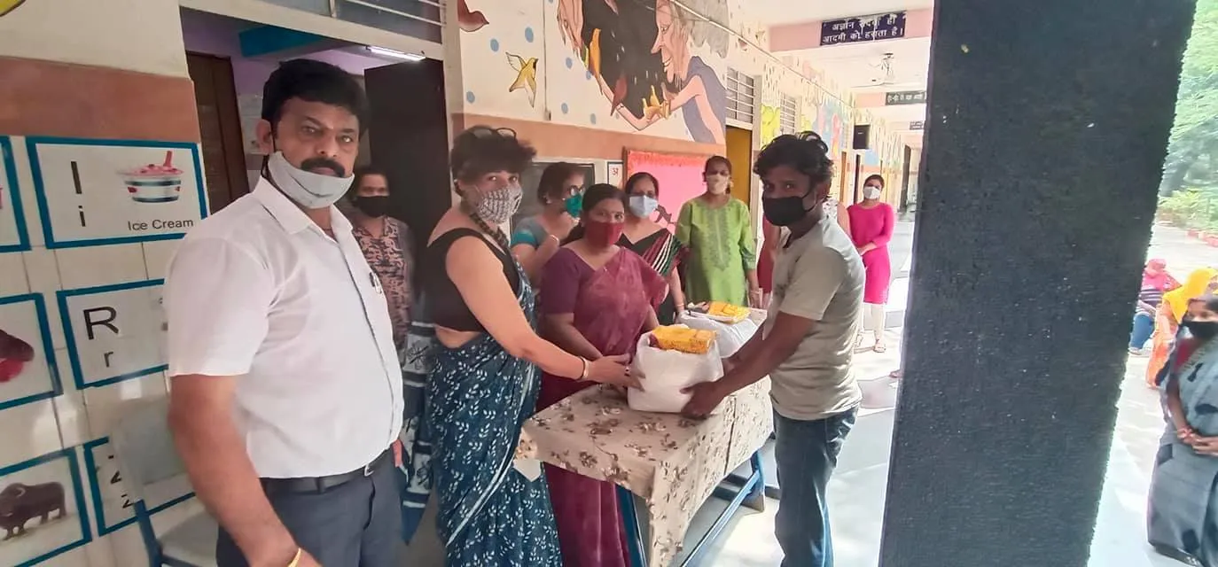 हरी नगर आश्रम, सब्ज़ी मंडी प्राइमरी कन्या विद्यालय में राशन किट वितरण — तस्वीर 10 में से 20