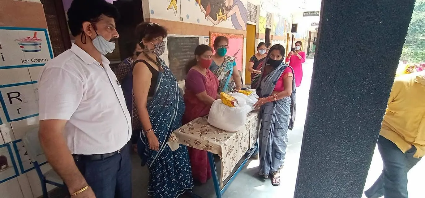 हरी नगर आश्रम, सब्ज़ी मंडी प्राइमरी कन्या विद्यालय में राशन किट वितरण — तस्वीर 11 में से 20