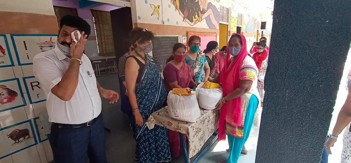 हरी नगर आश्रम, सब्ज़ी मंडी प्राइमरी कन्या विद्यालय में राशन किट वितरण — तस्वीर 12 में से 20