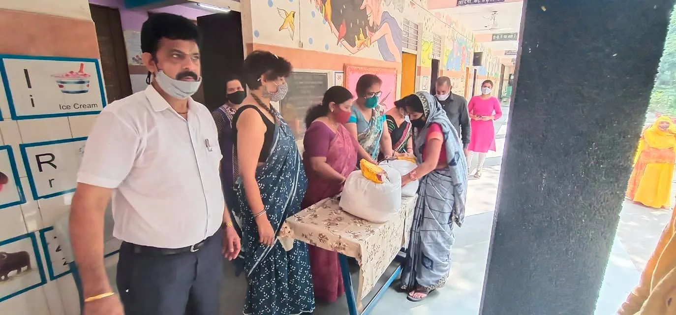 हरी नगर आश्रम, सब्ज़ी मंडी प्राइमरी कन्या विद्यालय में राशन किट वितरण — तस्वीर 13 में से 20
