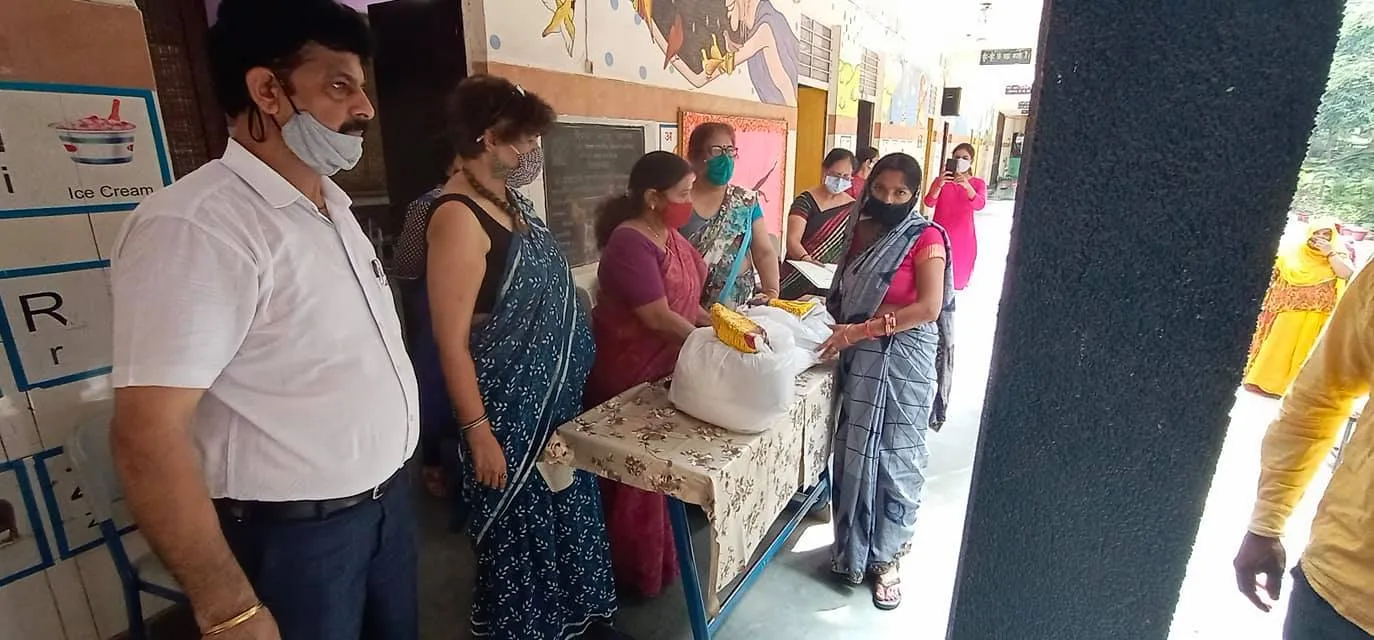 हरी नगर आश्रम, सब्ज़ी मंडी प्राइमरी कन्या विद्यालय में राशन किट वितरण — तस्वीर 14 में से 20