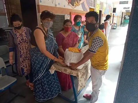 हरी नगर आश्रम, सब्ज़ी मंडी प्राइमरी कन्या विद्यालय में राशन किट वितरण — 15