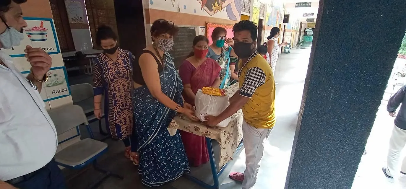 हरी नगर आश्रम, सब्ज़ी मंडी प्राइमरी कन्या विद्यालय में राशन किट वितरण — तस्वीर 15 में से 20