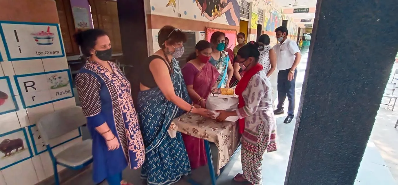 हरी नगर आश्रम, सब्ज़ी मंडी प्राइमरी कन्या विद्यालय में राशन किट वितरण — तस्वीर 16 में से 20