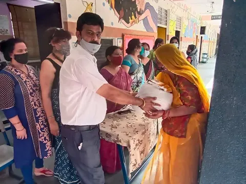 हरी नगर आश्रम, सब्ज़ी मंडी प्राइमरी कन्या विद्यालय में राशन किट वितरण — 17