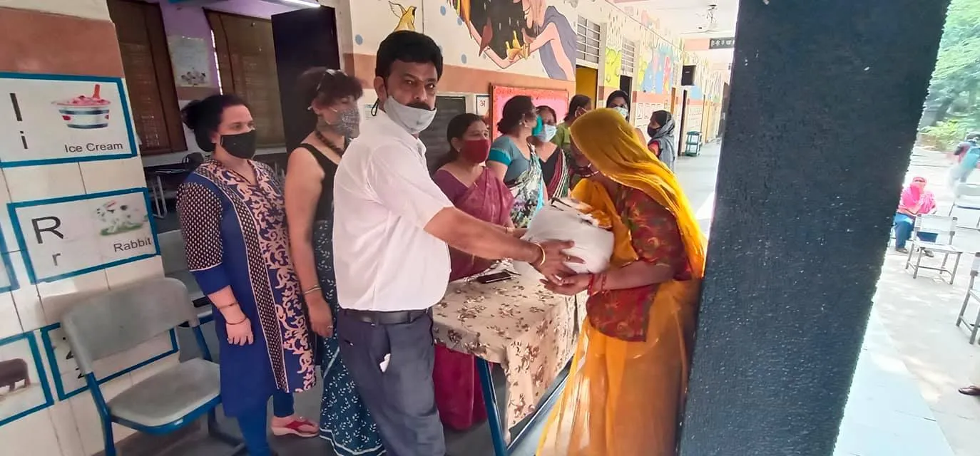हरी नगर आश्रम, सब्ज़ी मंडी प्राइमरी कन्या विद्यालय में राशन किट वितरण — तस्वीर 17 में से 20