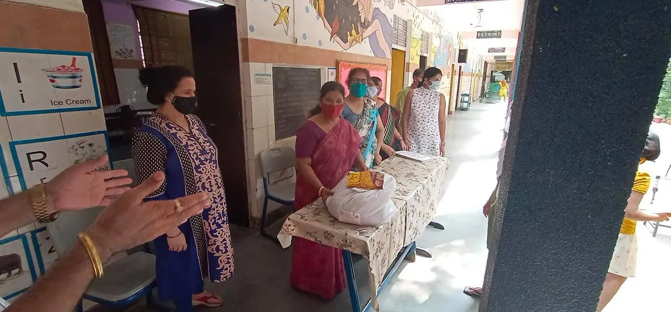 हरी नगर आश्रम, सब्ज़ी मंडी प्राइमरी कन्या विद्यालय में राशन किट वितरण — तस्वीर 18 में से 20
