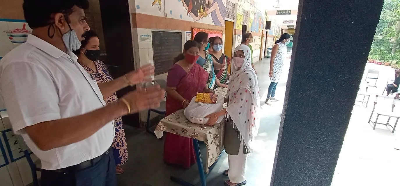 हरी नगर आश्रम, सब्ज़ी मंडी प्राइमरी कन्या विद्यालय में राशन किट वितरण — तस्वीर 19 में से 20