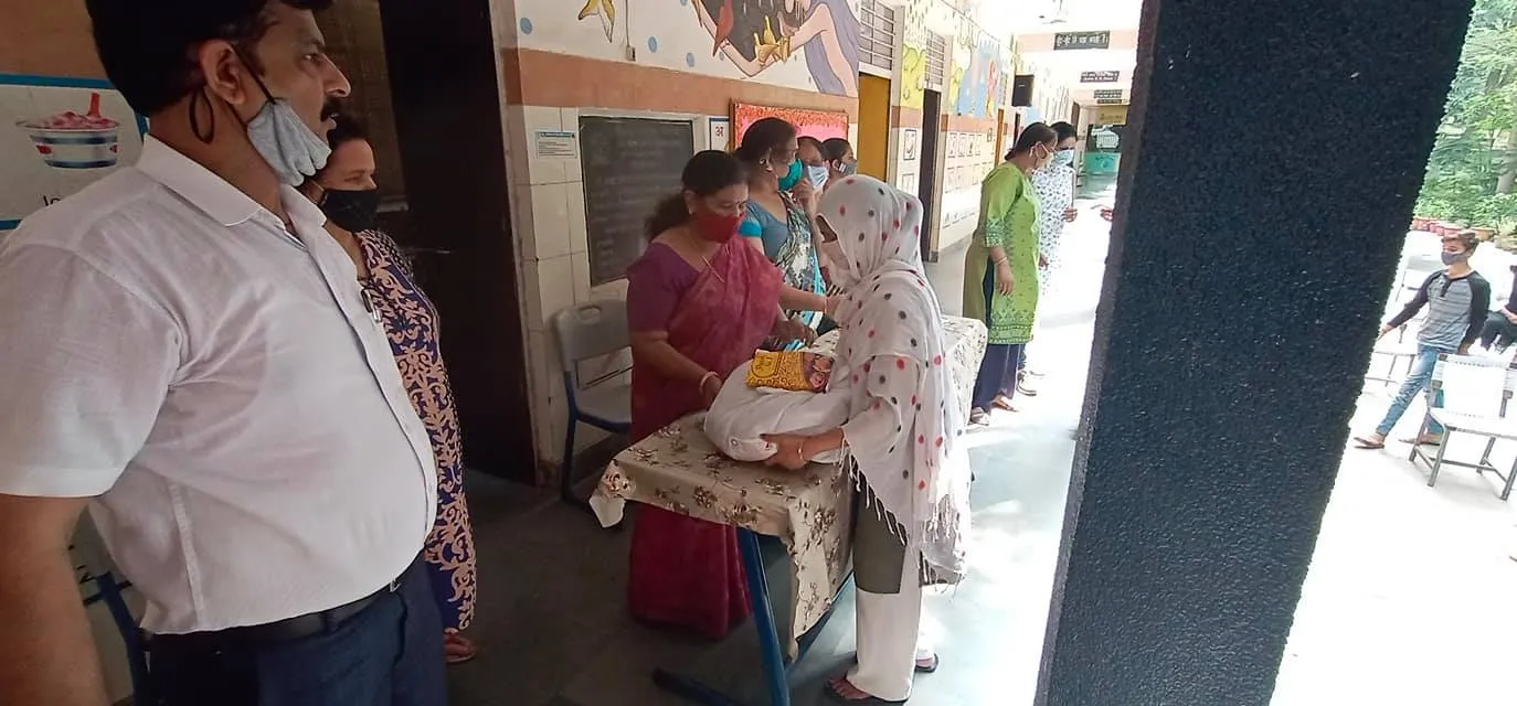 हरी नगर आश्रम, सब्ज़ी मंडी प्राइमरी कन्या विद्यालय में राशन किट वितरण — तस्वीर 20 में से 20