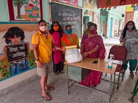 सिद्धार्थ बस्ती स्कूल में परिवारों को राशन किट वितरण