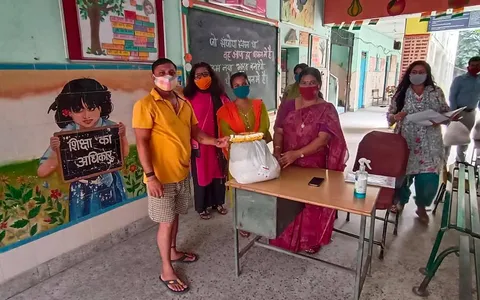 सिद्धार्थ बस्ती स्कूल में परिवारों को राशन किट वितरण
