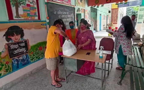 सिद्धार्थ बस्ती स्कूल में परिवारों को राशन किट वितरण