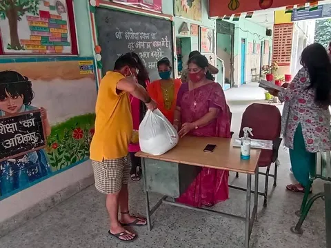 सिद्धार्थ बस्ती स्कूल में परिवारों को राशन किट वितरण — 2