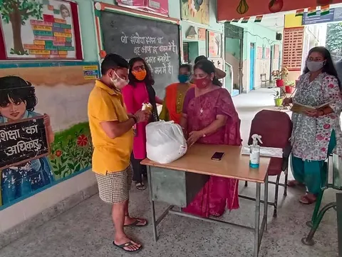 सिद्धार्थ बस्ती स्कूल में परिवारों को राशन किट वितरण — 3