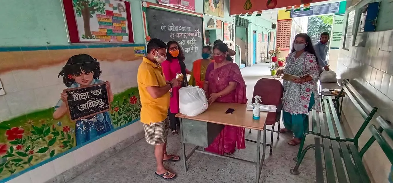 सिद्धार्थ बस्ती स्कूल में परिवारों को राशन किट वितरण — तस्वीर 3 में से 14