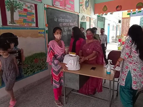 सिद्धार्थ बस्ती स्कूल में परिवारों को राशन किट वितरण — 4