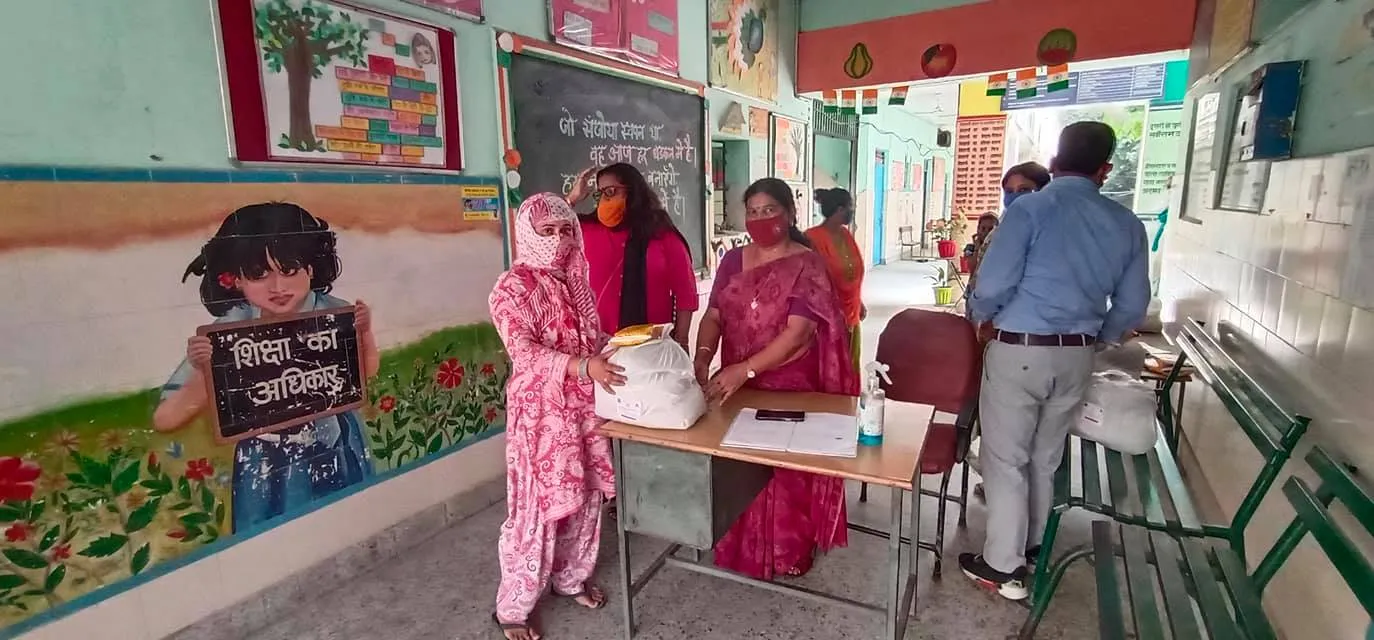 सिद्धार्थ बस्ती स्कूल में परिवारों को राशन किट वितरण — तस्वीर 5 में से 14