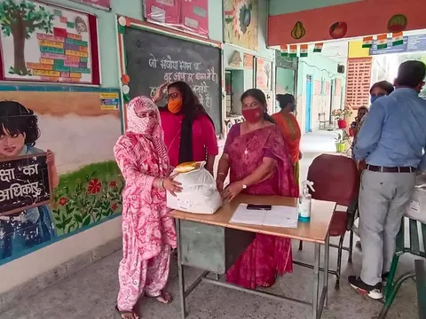सिद्धार्थ बस्ती स्कूल में परिवारों को राशन किट वितरण — 5