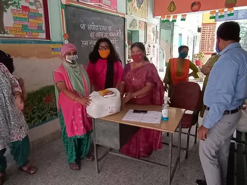 सिद्धार्थ बस्ती स्कूल में परिवारों को राशन किट वितरण — 6