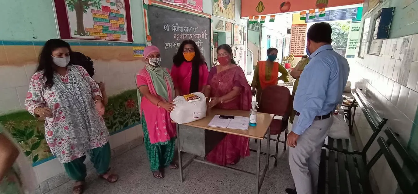 सिद्धार्थ बस्ती स्कूल में परिवारों को राशन किट वितरण — तस्वीर 6 में से 14