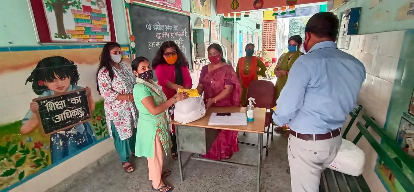 सिद्धार्थ बस्ती स्कूल में परिवारों को राशन किट वितरण — तस्वीर 7 में से 14
