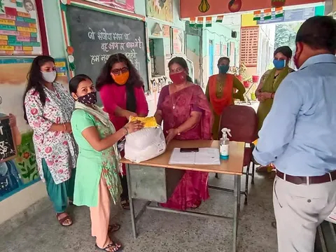 सिद्धार्थ बस्ती स्कूल में परिवारों को राशन किट वितरण — 7
