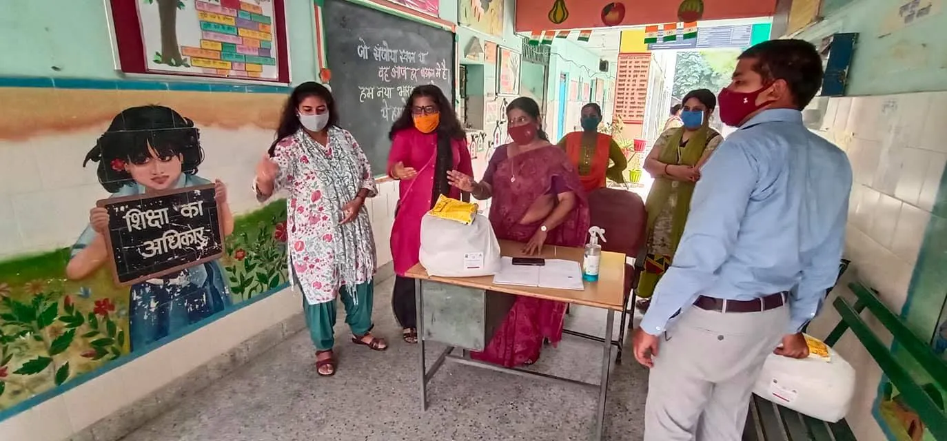 सिद्धार्थ बस्ती स्कूल में परिवारों को राशन किट वितरण — तस्वीर 8 में से 14