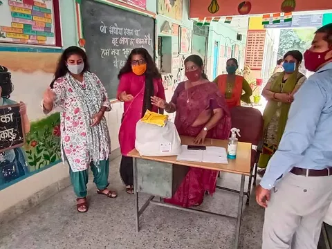 सिद्धार्थ बस्ती स्कूल में परिवारों को राशन किट वितरण — 8