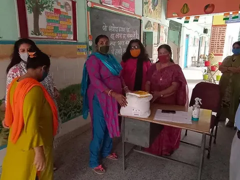 सिद्धार्थ बस्ती स्कूल में परिवारों को राशन किट वितरण — 9