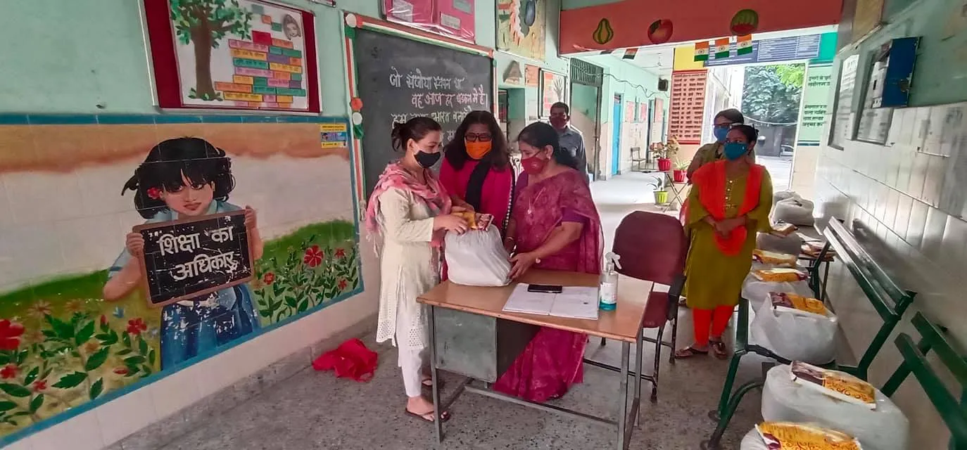 सिद्धार्थ बस्ती स्कूल में परिवारों को राशन किट वितरण — तस्वीर 10 में से 14