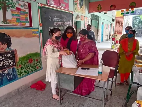 सिद्धार्थ बस्ती स्कूल में परिवारों को राशन किट वितरण — 10
