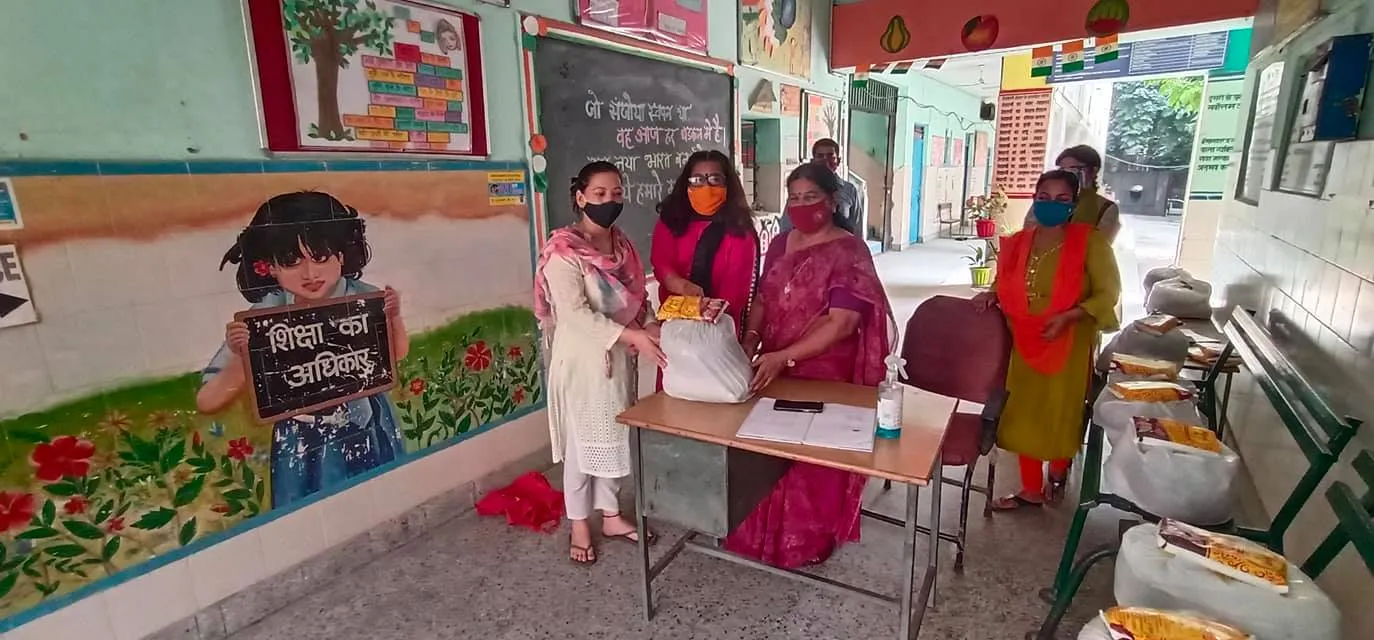 सिद्धार्थ बस्ती स्कूल में परिवारों को राशन किट वितरण — तस्वीर 11 में से 14