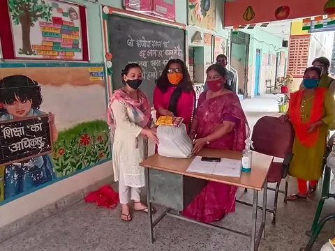 सिद्धार्थ बस्ती स्कूल में परिवारों को राशन किट वितरण — 11