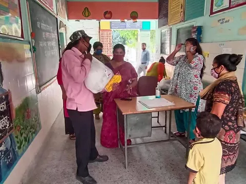 सिद्धार्थ बस्ती स्कूल में परिवारों को राशन किट वितरण — 12