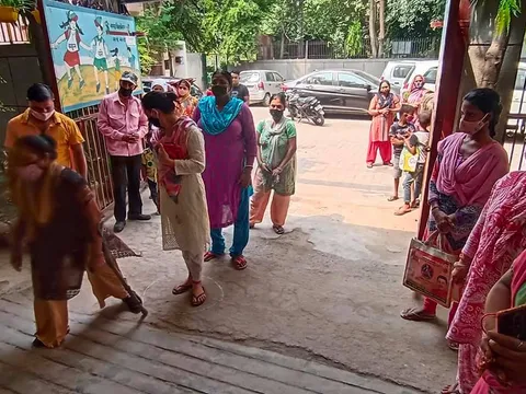सिद्धार्थ बस्ती स्कूल में परिवारों को राशन किट वितरण — 13