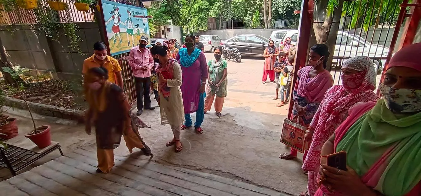 सिद्धार्थ बस्ती स्कूल में परिवारों को राशन किट वितरण — तस्वीर 13 में से 14