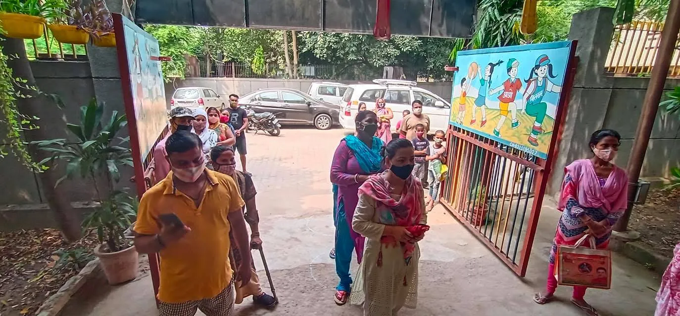 सिद्धार्थ बस्ती स्कूल में परिवारों को राशन किट वितरण — तस्वीर 14 में से 14