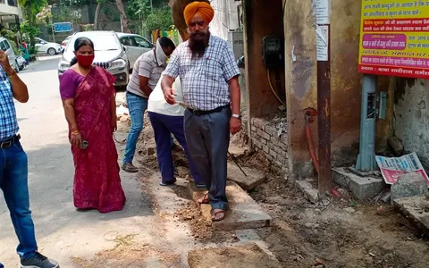 सिद्धार्थ एक्सटेंशन पॉकेट A में मानसून-पूर्व नाली सफाई अभियान