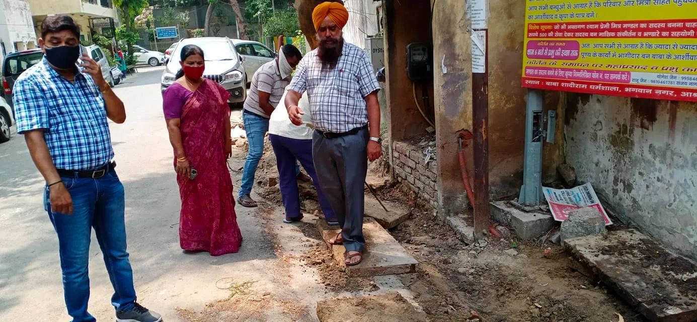 सिद्धार्थ एक्सटेंशन पॉकेट A में मानसून-पूर्व नाली सफाई अभियान — तस्वीर 1 में से 13