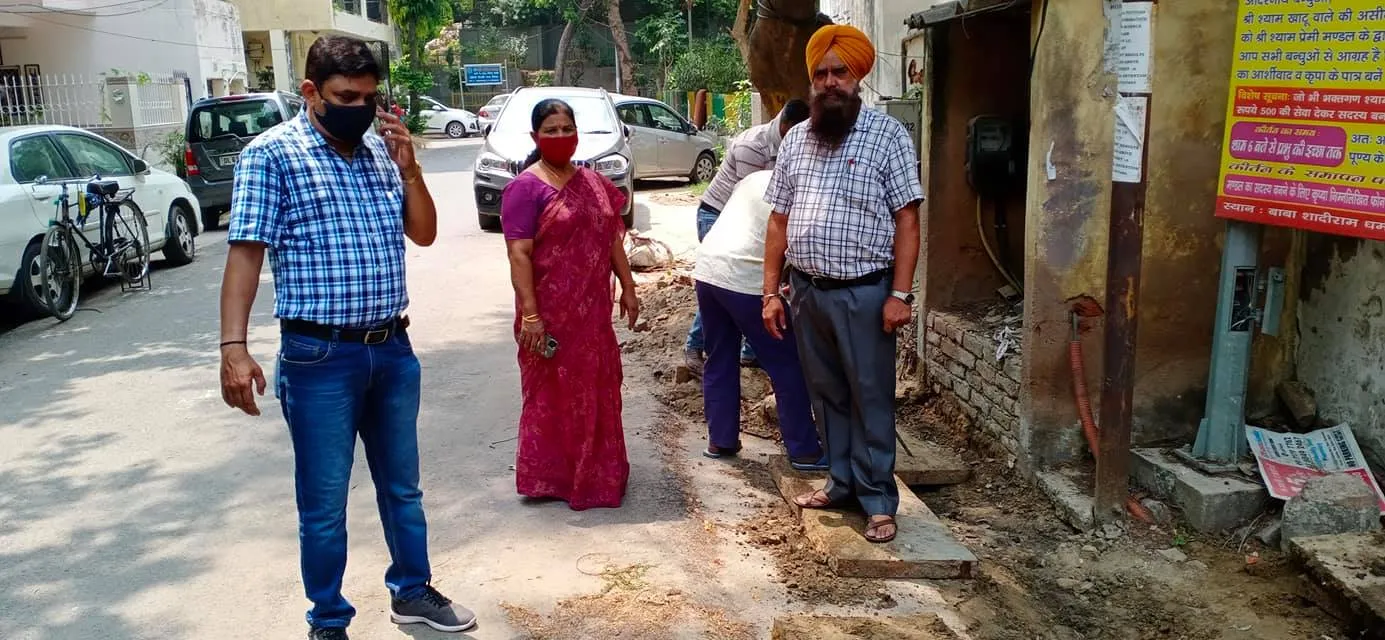 सिद्धार्थ एक्सटेंशन पॉकेट A में मानसून-पूर्व नाली सफाई अभियान — तस्वीर 2 में से 13