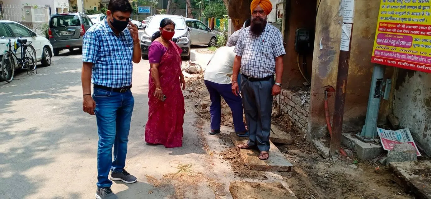 सिद्धार्थ एक्सटेंशन पॉकेट A में मानसून-पूर्व नाली सफाई अभियान — तस्वीर 3 में से 13