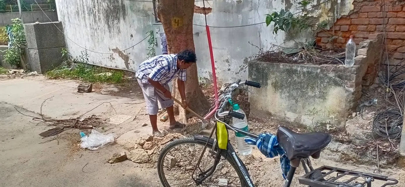 सिद्धार्थ एक्सटेंशन पॉकेट A में मानसून-पूर्व नाली सफाई अभियान — तस्वीर 6 में से 13
