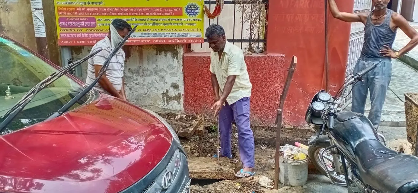 सिद्धार्थ एक्सटेंशन पॉकेट A में मानसून-पूर्व नाली सफाई अभियान — तस्वीर 7 में से 13