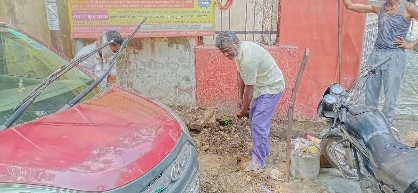 सिद्धार्थ एक्सटेंशन पॉकेट A में मानसून-पूर्व नाली सफाई अभियान — तस्वीर 8 में से 13