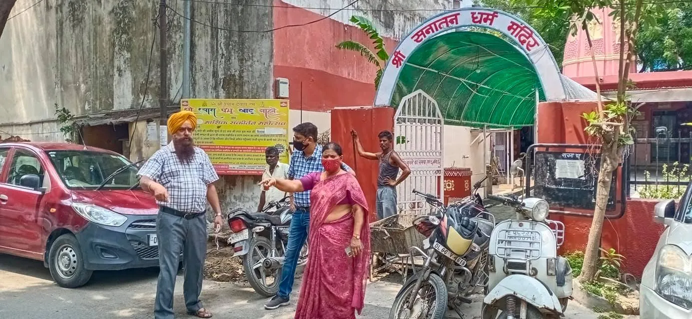 सिद्धार्थ एक्सटेंशन पॉकेट A में मानसून-पूर्व नाली सफाई अभियान — तस्वीर 9 में से 13