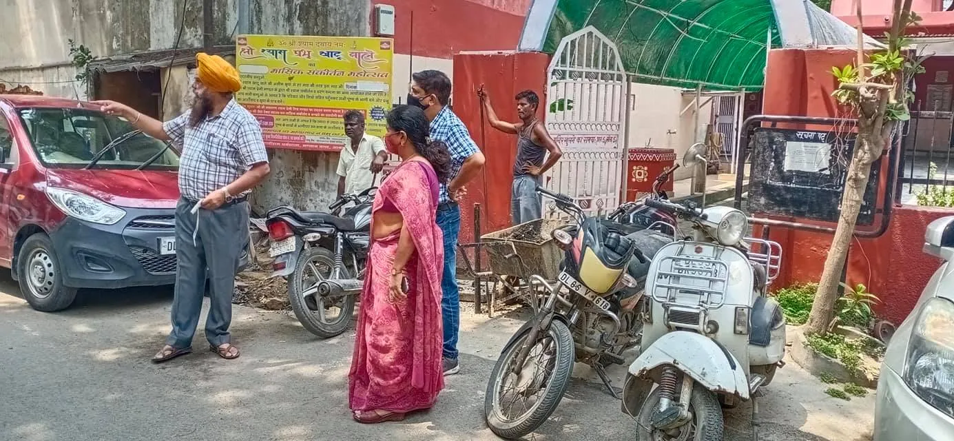 सिद्धार्थ एक्सटेंशन पॉकेट A में मानसून-पूर्व नाली सफाई अभियान — तस्वीर 10 में से 13