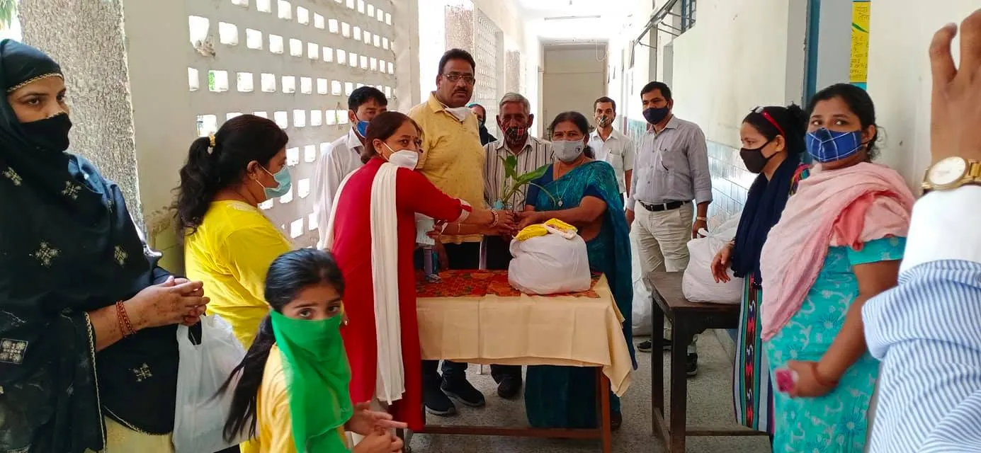 सराय काले खां एसडीएमसी स्कूल में बच्चों को राशन किट वितरण — तस्वीर 1 में से 16