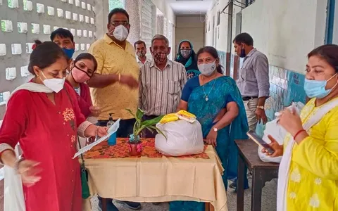सराय काले खां एसडीएमसी स्कूल में बच्चों को राशन किट वितरण