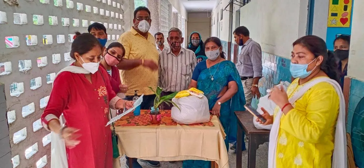 सराय काले खां एसडीएमसी स्कूल में बच्चों को राशन किट वितरण — तस्वीर 2 में से 16