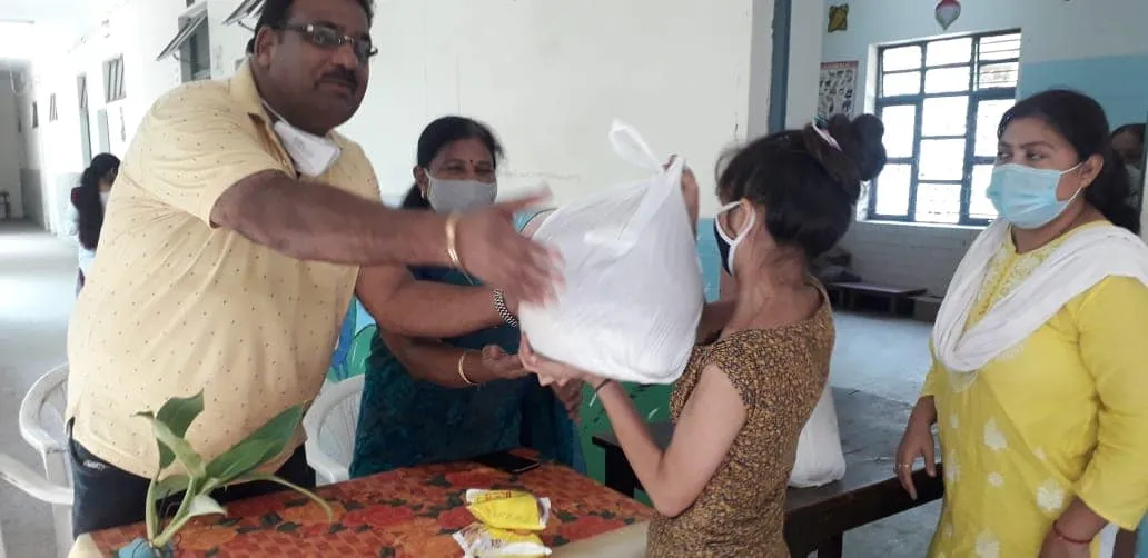 सराय काले खां एसडीएमसी स्कूल में बच्चों को राशन किट वितरण — तस्वीर 4 में से 16